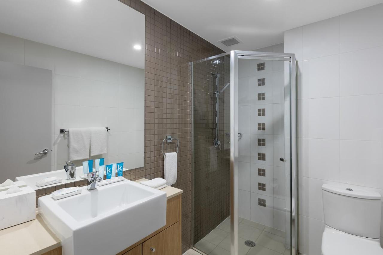 Meriton Suites Waterloo Сидней Экстерьер фото A shower cubicle
