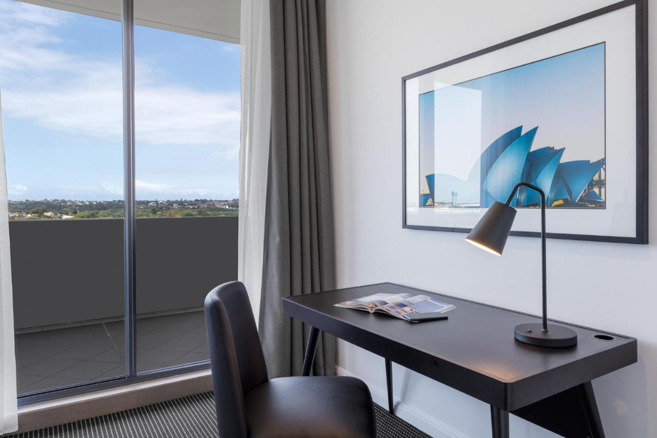 Meriton Suites Waterloo Сидней Экстерьер фото A room at the hotel