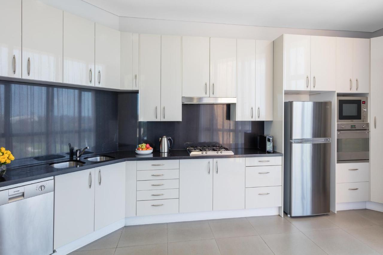 Meriton Suites Waterloo Сидней Экстерьер фото A modern kitchen