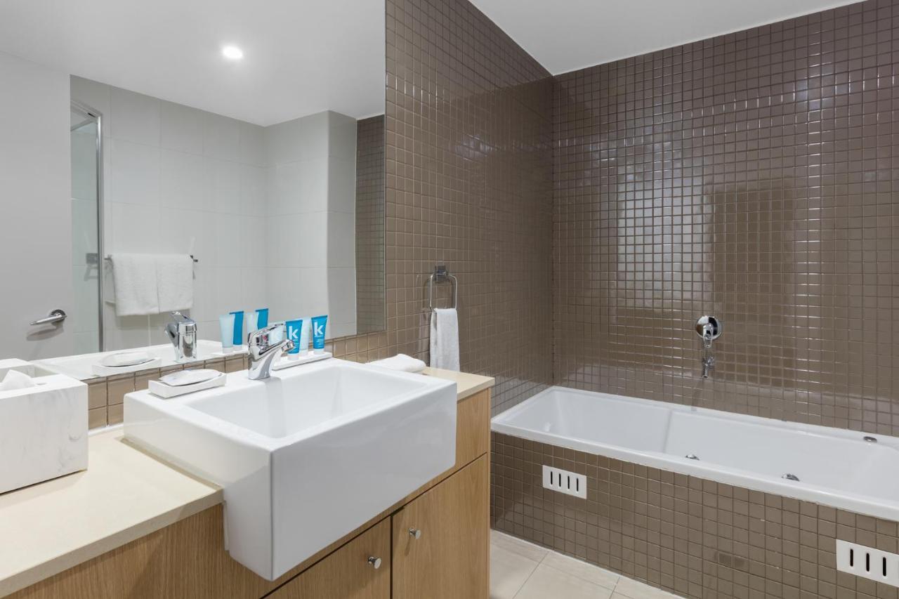 Meriton Suites Waterloo Сидней Экстерьер фото Bathroom