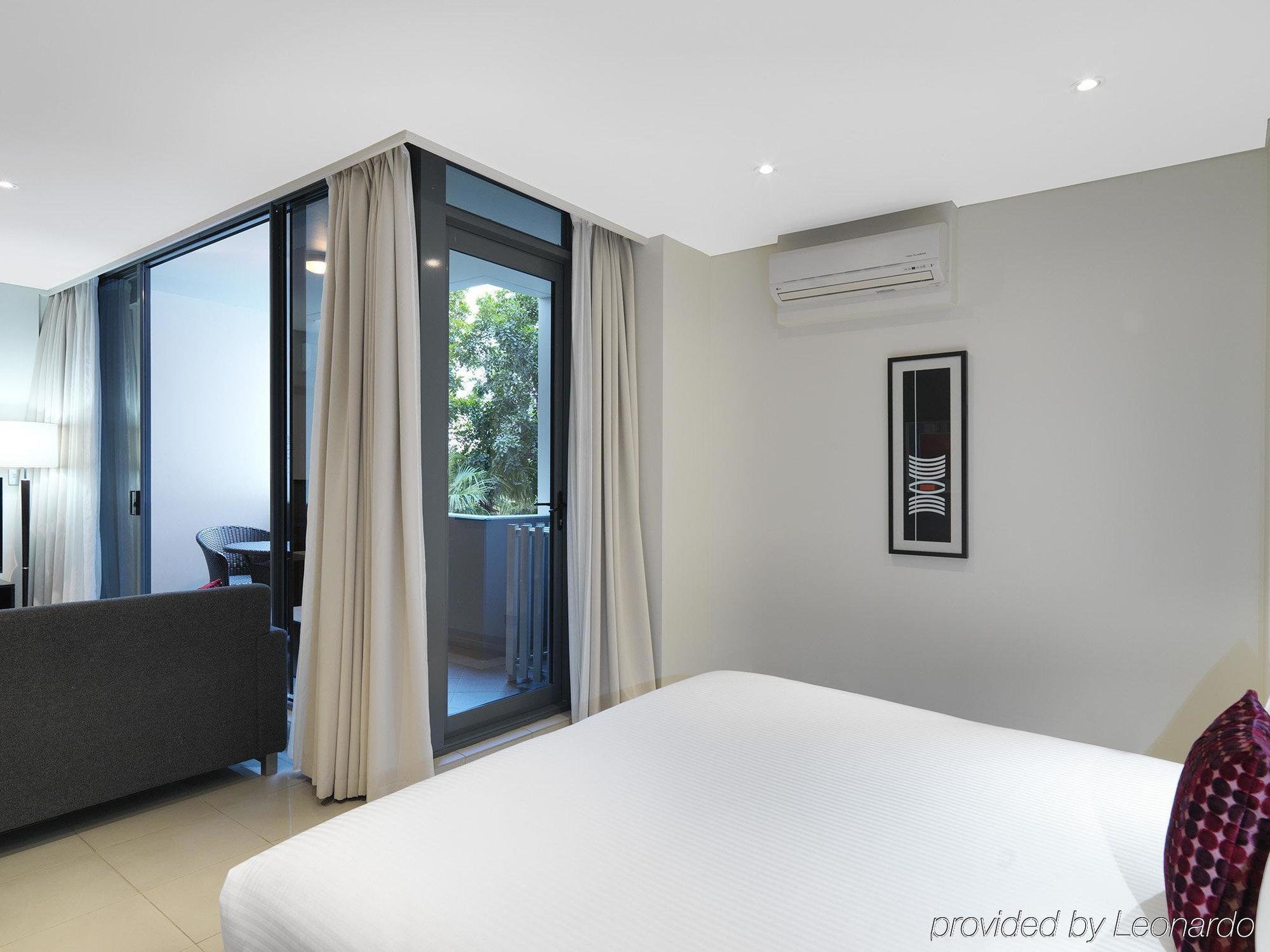 Meriton Suites Waterloo Сидней Экстерьер фото A bedroom at the hotel