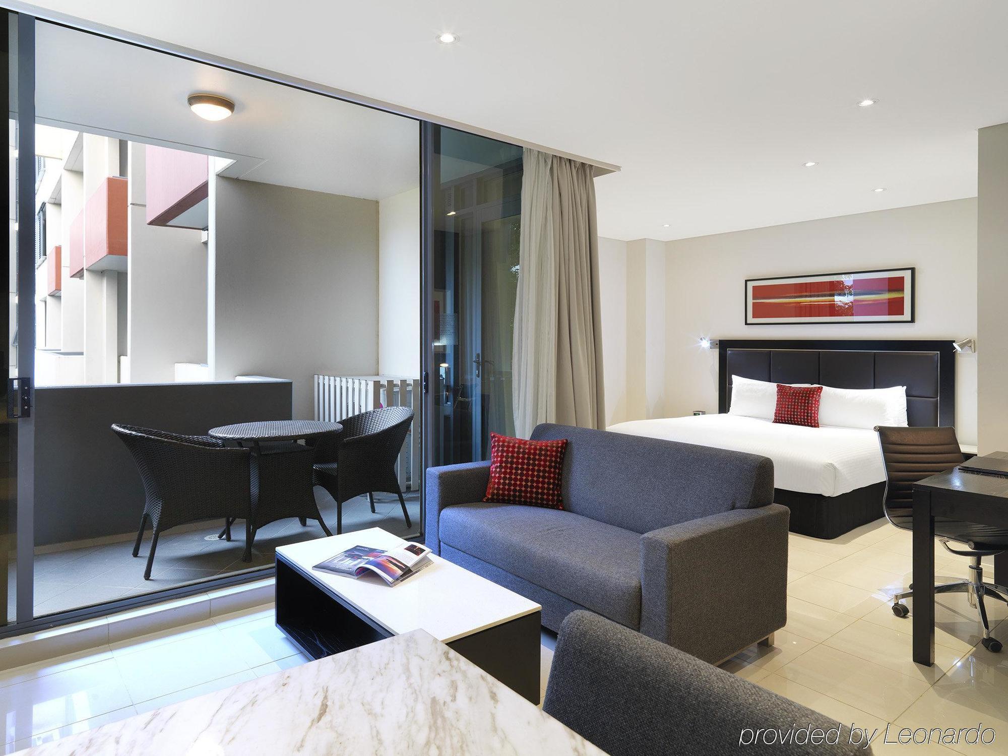 Meriton Suites Waterloo Сидней Экстерьер фото A typical studio apartment