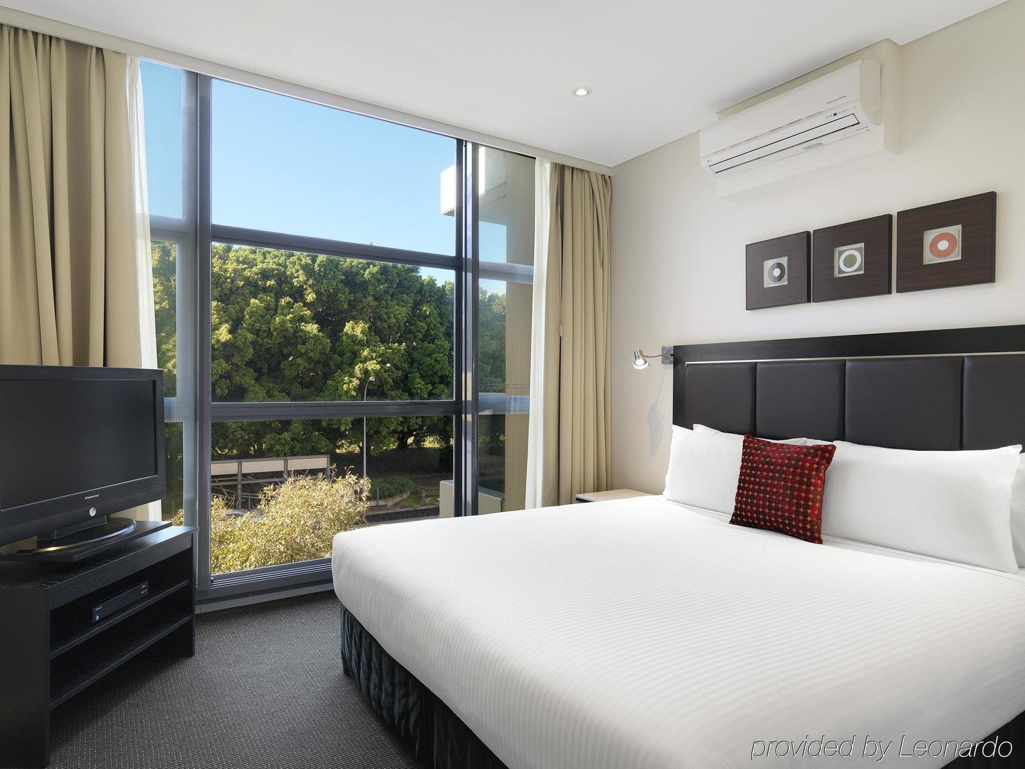 Meriton Suites Waterloo Сидней Экстерьер фото A bedroom at the hotel