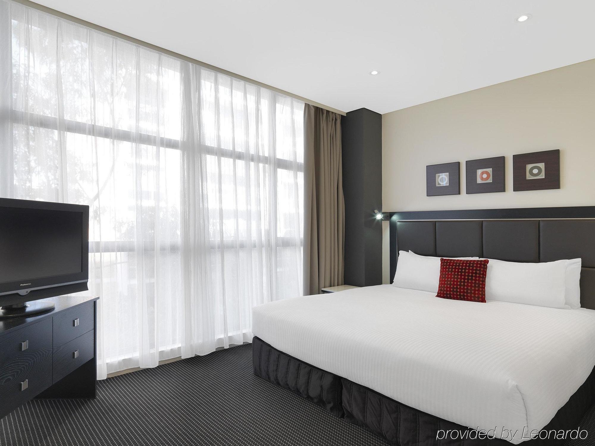 Meriton Suites Waterloo Сидней Экстерьер фото A bedroom at the hotel
