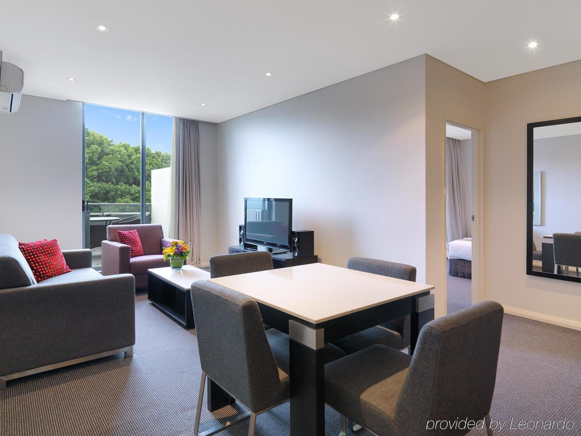 Meriton Suites Waterloo Сидней Экстерьер фото A typical apartment at the complex