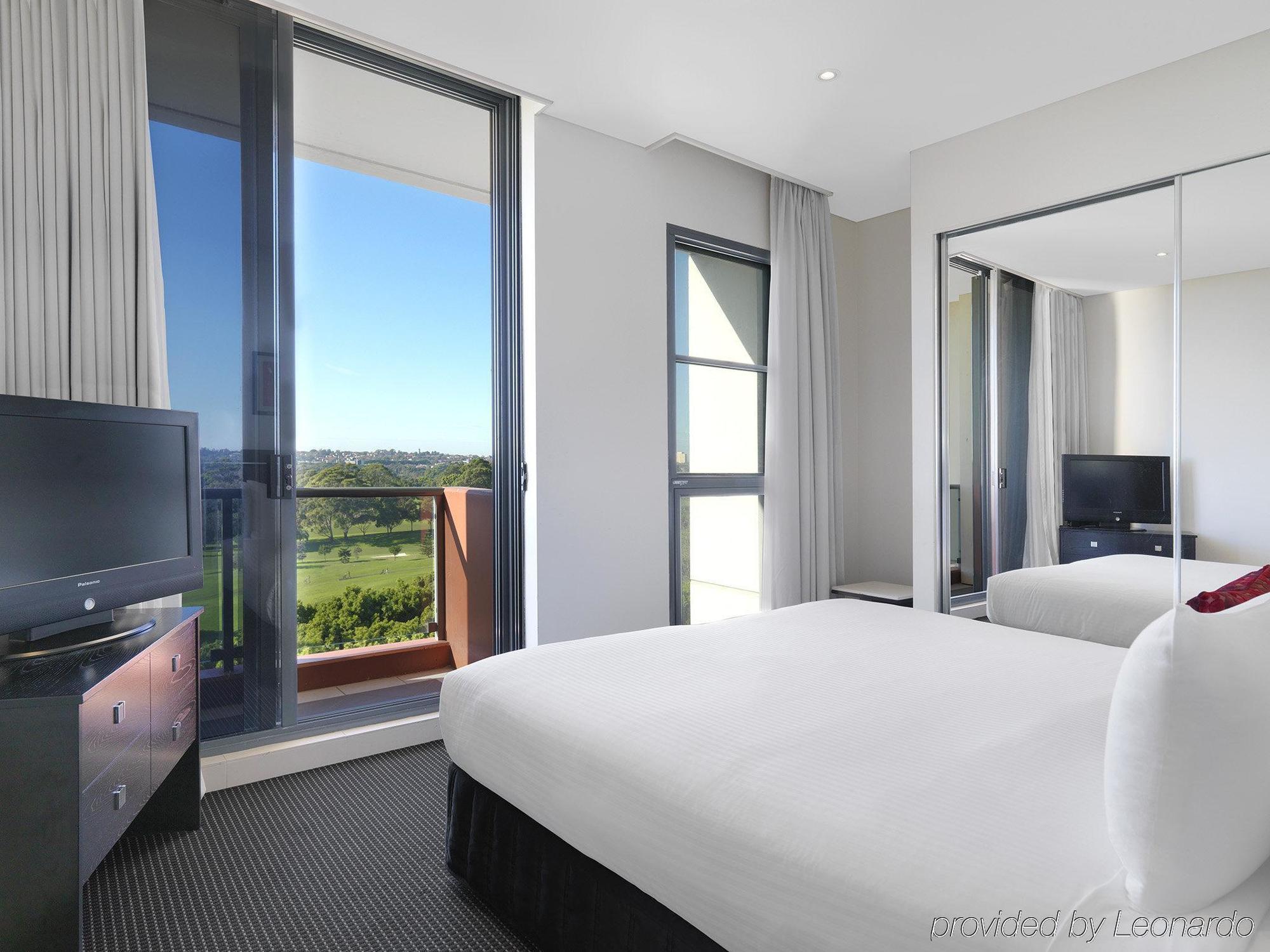 Meriton Suites Waterloo Сидней Экстерьер фото A bedroom at the hotel