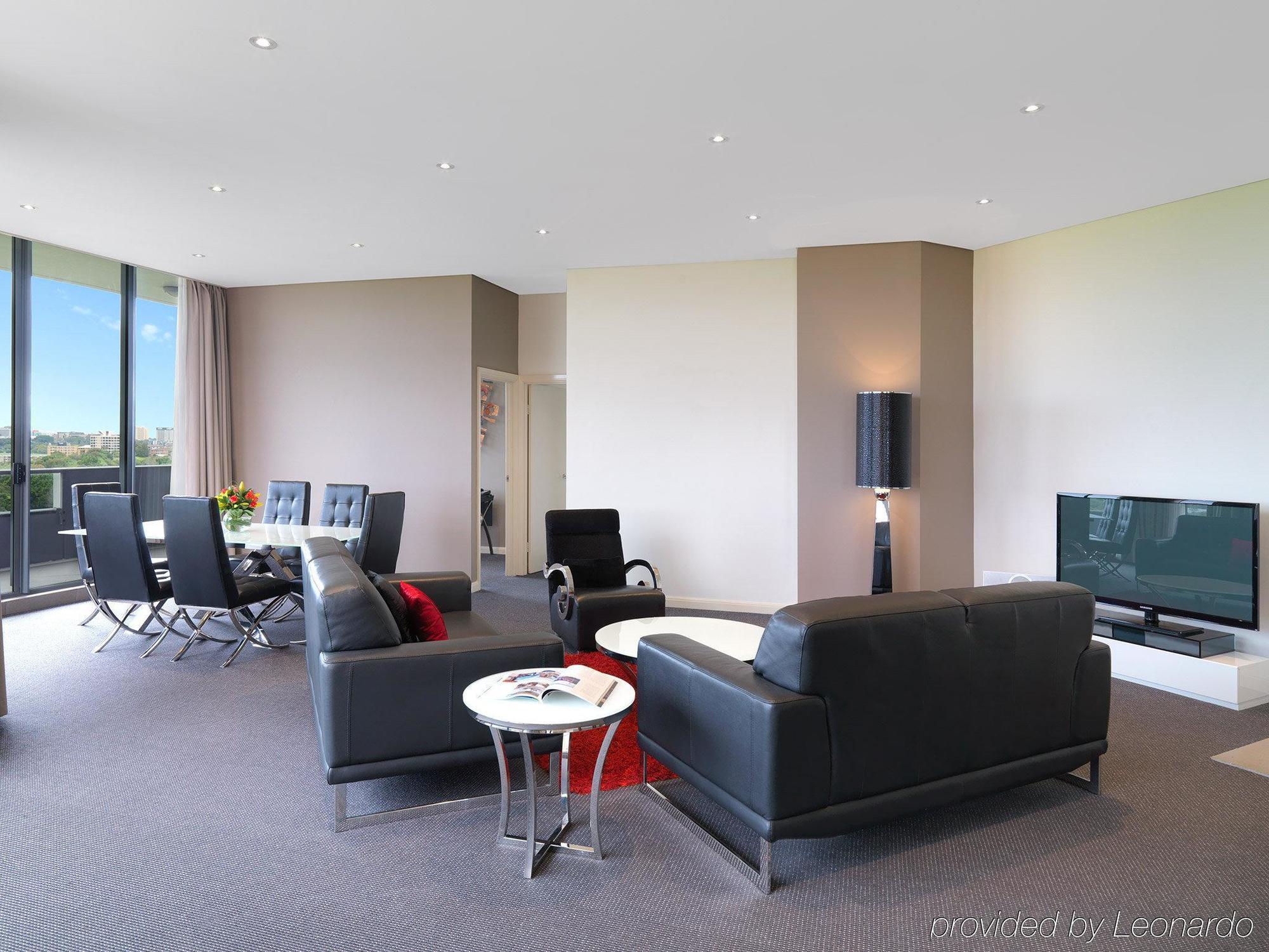 Meriton Suites Waterloo Сидней Экстерьер фото Living room