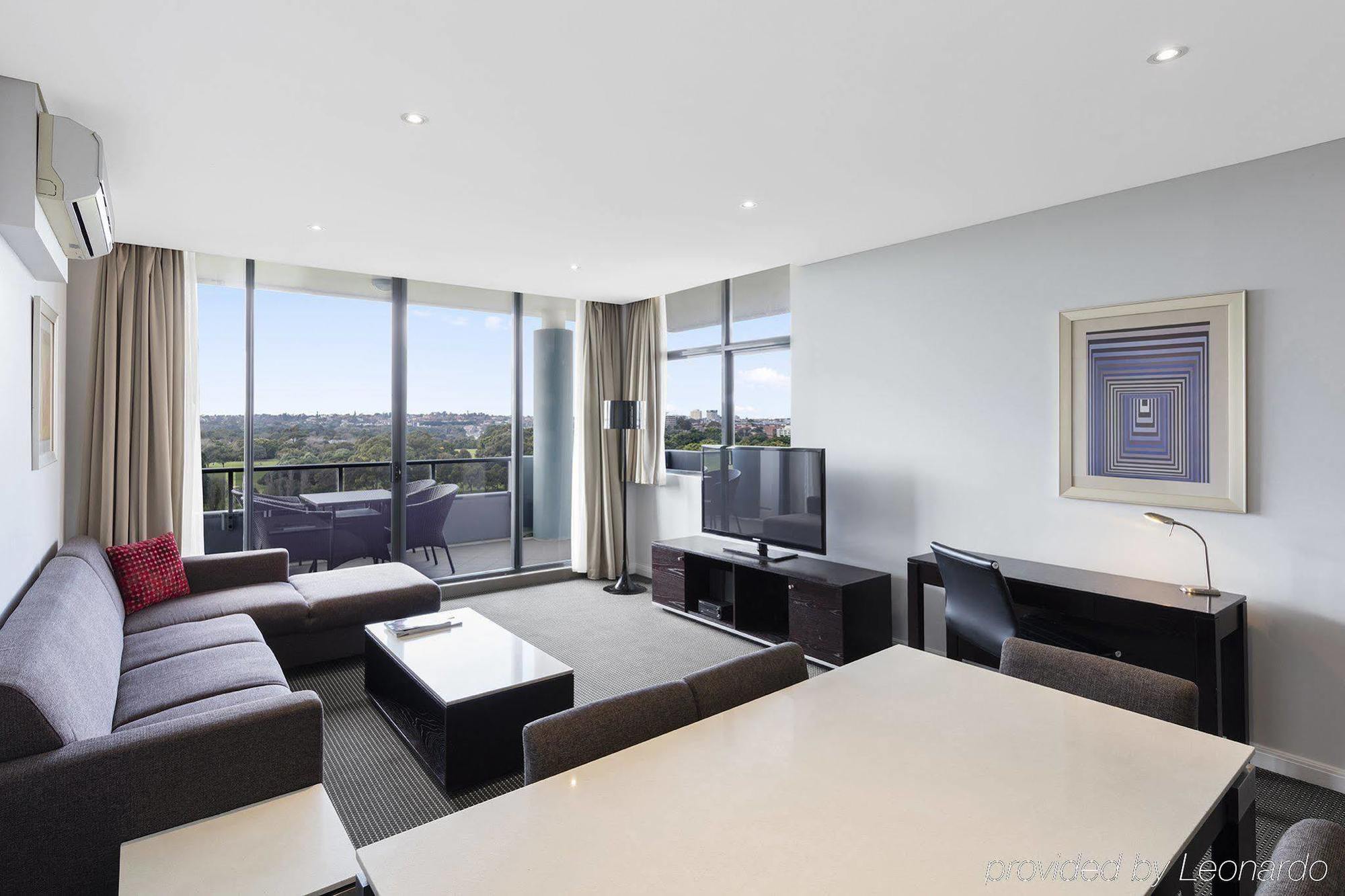 Meriton Suites Waterloo Сидней Экстерьер фото Living room