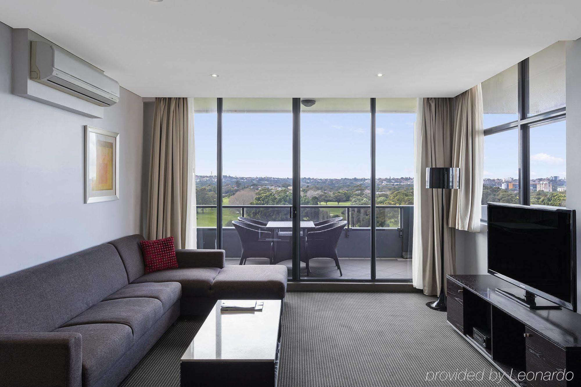 Meriton Suites Waterloo Сидней Экстерьер фото Living room