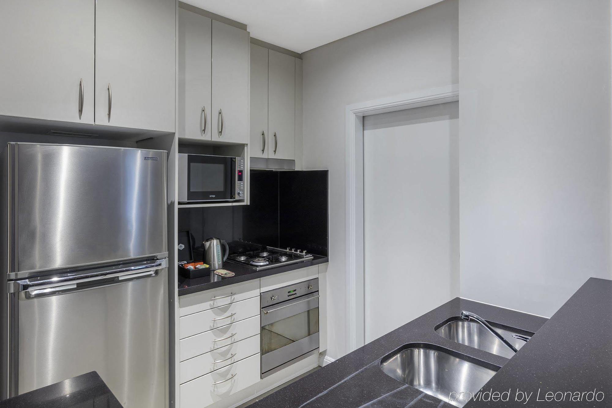 Meriton Suites Waterloo Сидней Экстерьер фото A typical kitchen in a student apartment