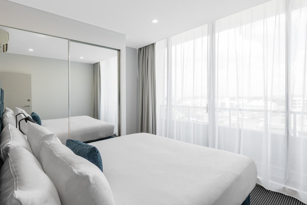 Meriton Suites Waterloo Сидней Экстерьер фото A bedroom at the hotel