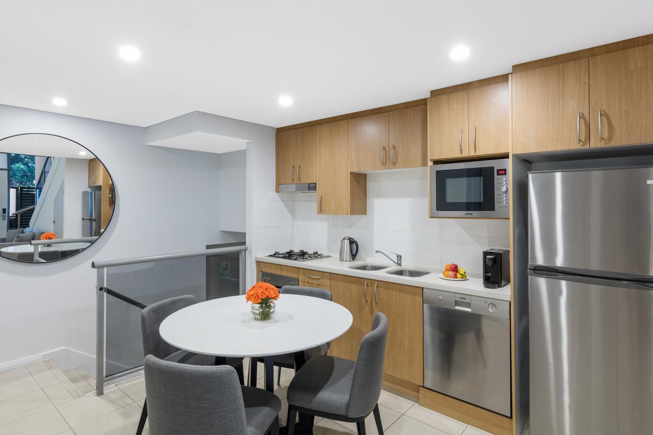Meriton Suites Waterloo Сидней Экстерьер фото Kitchen