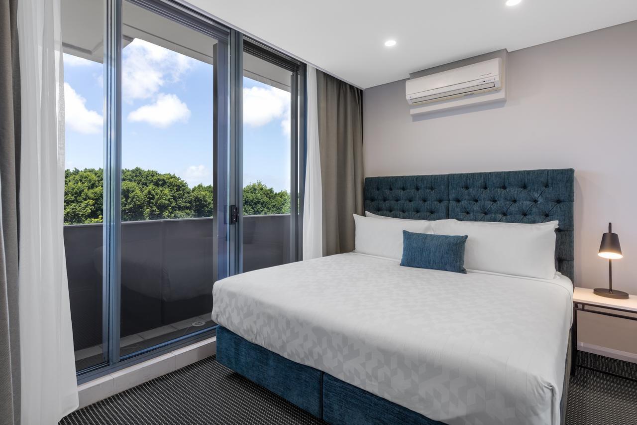 Meriton Suites Waterloo Сидней Экстерьер фото Bedroom